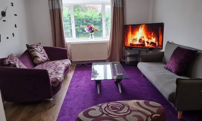 Fairfield House | Cosy two bedroom bedroom apartment with free parking and free wifi