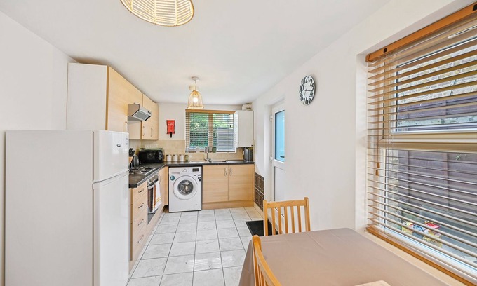 Tottenham Hale Apartment | Cosy urban 2 bed flat in Tottenham Hale, sleeps 5