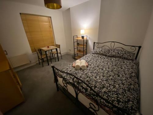 Brondesbury House | Cosy Victorian Guest Room