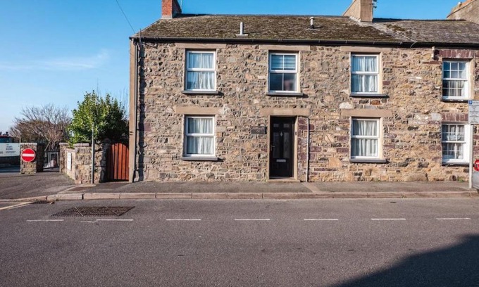 St Davids House | Cosy Welsh Cottage in St Davids Centre with Garden