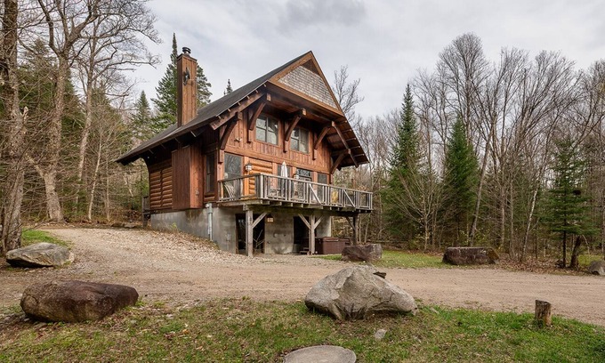 Lac-Superieur Ski Chalet | Cote Nord Tremblant Cozy 4 bedroom Log cabinnCITQ 234463
