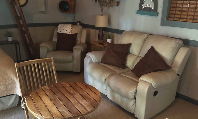 Port Richey Apartment | Cotee River Mancave studio with AC in Port Richey