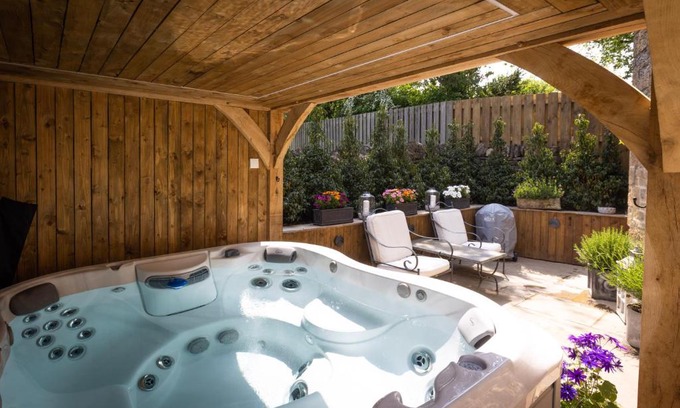 Bledington House | Cotswold cottage with hot tub
