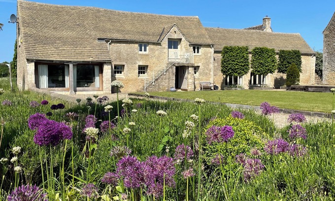 Ewen House | Cotswold Mill Retreat - Stunning 18th-century barn, sleeps up to 12