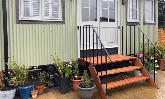 Pershore Cabin | Cotswold Shepherdhut Retreat . Hot Tub , Sauna. Pet friendly