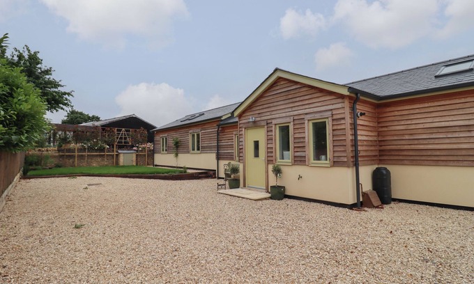 Witney Cottage | COTSWOLD VIEW, family friendly in Shipton Under Wychwood