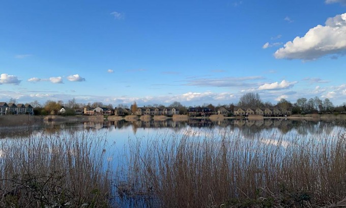 Cirencester House | Cotswolds Lakehouse, with hot tub & spa access, Lower Mill Estate