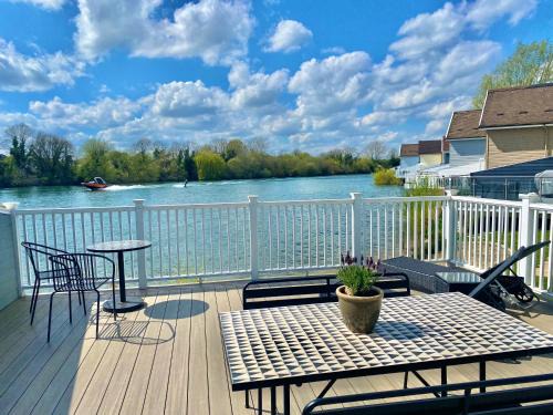South Cerney House | Cotswolds Lakeside Lodge - Nesbitt's Nest