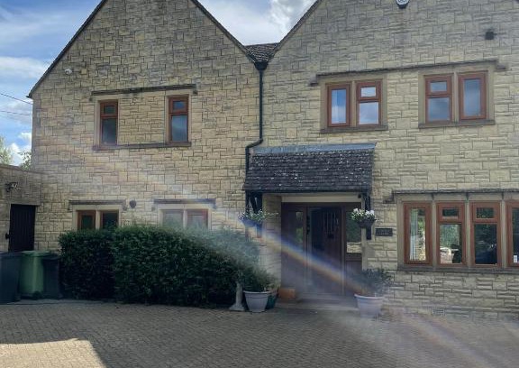 Bourton House | Cotswolds Luxury House in Central Bourton Large Sleeps 2-11. Pet Friendly.
