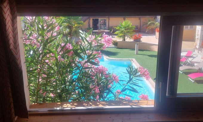 Saint-Sulpice-de-Roumagnac House | Cottage "L'Atelier" with Shared Pool, Private Terrace, and Wi-Fi