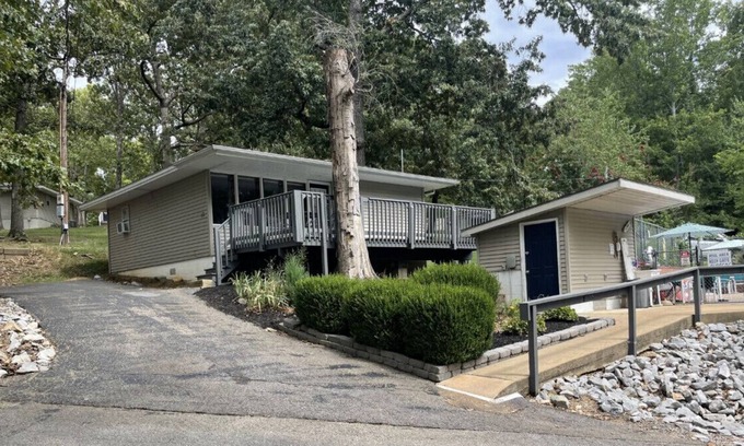 Almo Cabin | Cottage 10 · Lakeview Cottage on Kentucky Lake - Sleeps 4 - Pet Friendly!