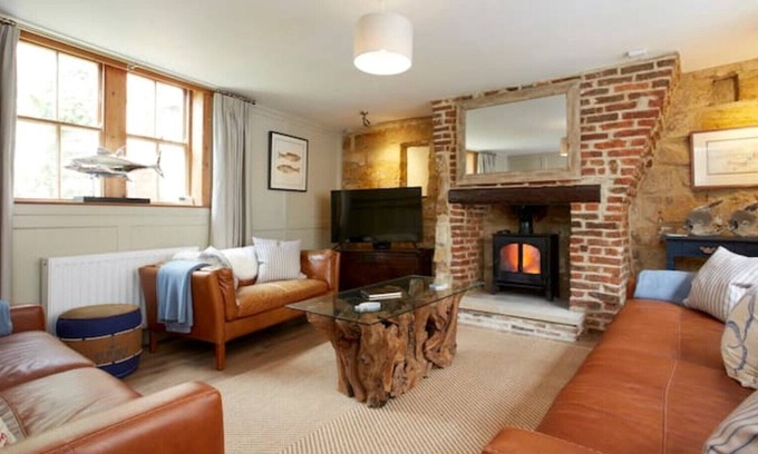 Whitby Cottage | Cottage 2 minutes to beach with patio & parking