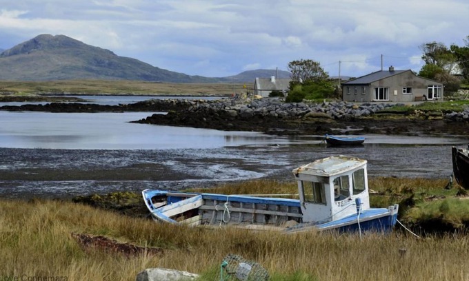 Inishnee Cottage | Cottage 216 - Roundstone - sleeps 8 guests in 3 bedrooms