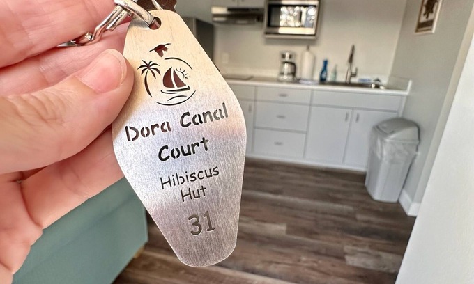 Tavares Cottage | Cottage 31: Hibiscus Hut - Waterfront Lodging in Downtown Tavares, FL