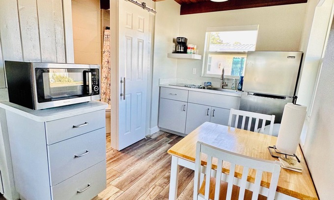 Tavares Cottage | Cottage 33: Pineapple Place - Waterfront Lodging in Downtown Tavares, FL