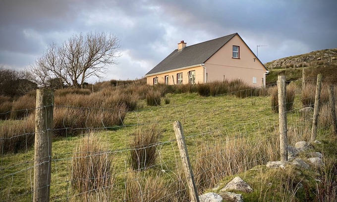 Clifden Cottage | Cottage 427 - Clifden - sleeps 6 guests in 3 bedrooms