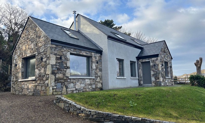 Clifden Cottage | Cottage 482 - Clifden - sleeps 6 guests in 3 bedrooms