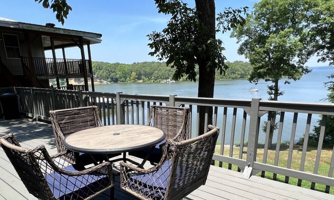 Almo Cabin | Cottage 5 · Lakefront Cottage on Kentucky Lake - Sleeps 8 - Pet Friendly!