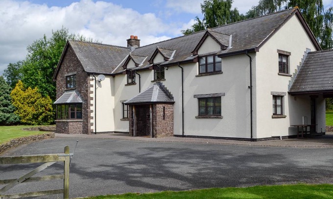 Llanfihangel Tal-y-llyn Cottage | Cottage ∙ 6 bedrooms ∙ 12 guests