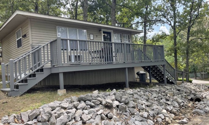Almo Cabin | Cottage 9 · Lakeview cottage on Kentucky Lake - Sleeps 4 - Pet Friendly!