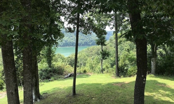 Byrdstown Cottage | COTTAGE AT EAGLE CREEK, SLEEPS 10-12 , LAKE VIEW