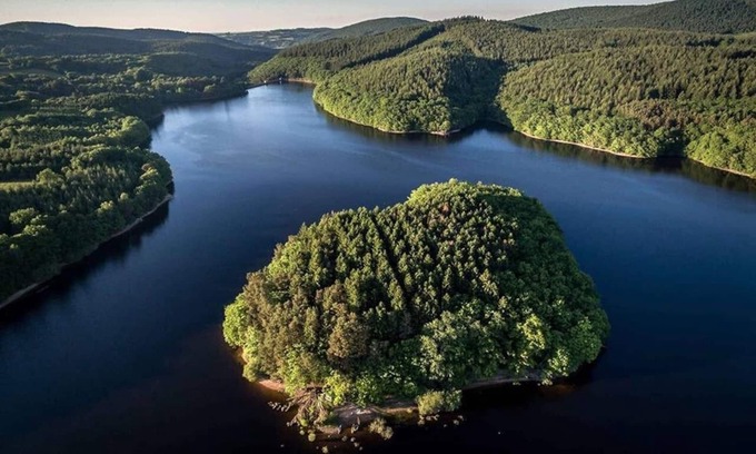 Saint-Martin-du-Puy Cottage | Cottage at Lac de Chaumeçon with private pond
