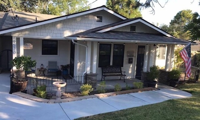 Atascadero House | Cottage by the Lake-Cute & Cozy!