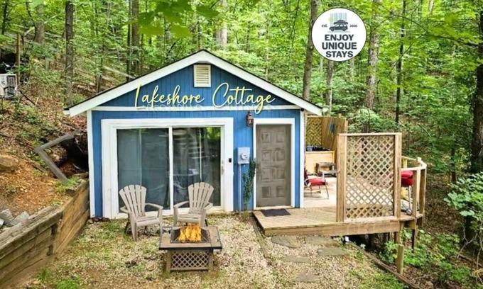 Lynn House | Cottage by the lakeshore with a private hot tub!