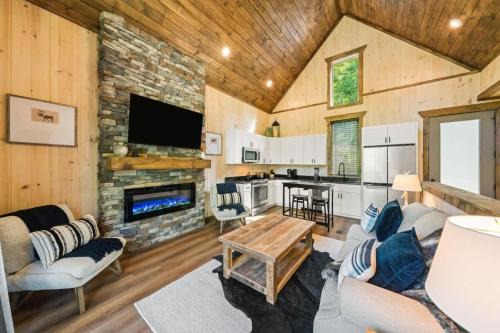 Sevierville House | Cottage Cove Oasis - Lakefront with Hot Tub