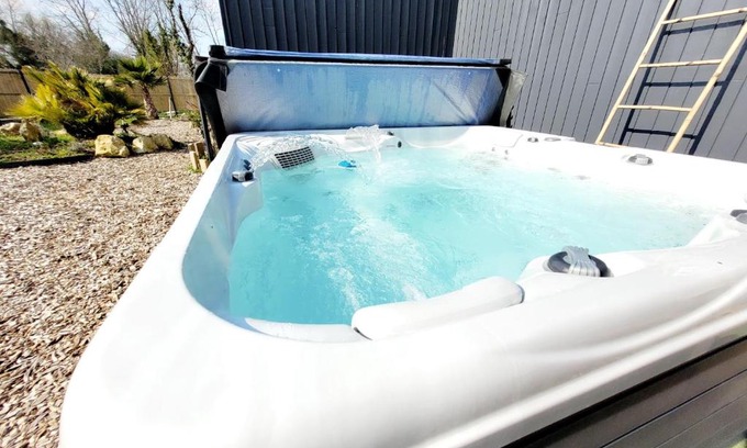 Saint-Jean-de-Monts Ski Chalet | Cottage Enjoy - SPA Privatif