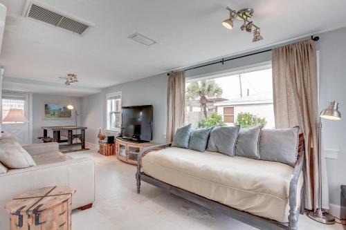 St. Augustine Beach House | Cottage Four DIRECT OCEANFRONT Romantic Cottage Best Beach - Walk to Restaurants - Downtown only 5 Miles
