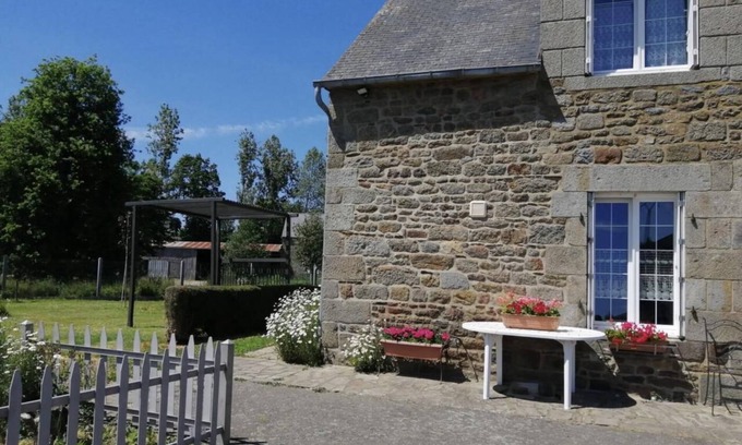 Lanhelin House | Cottage 'Gîte Proche St Malo - Cancale' with Shared Garden and Wi-Fi