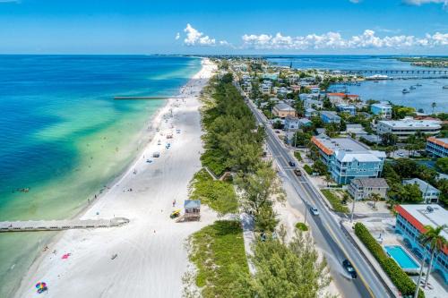 Bradenton Beach House | Cottage Haven-One Minute Walk To The Beach-Private Yards-Keyless Locks