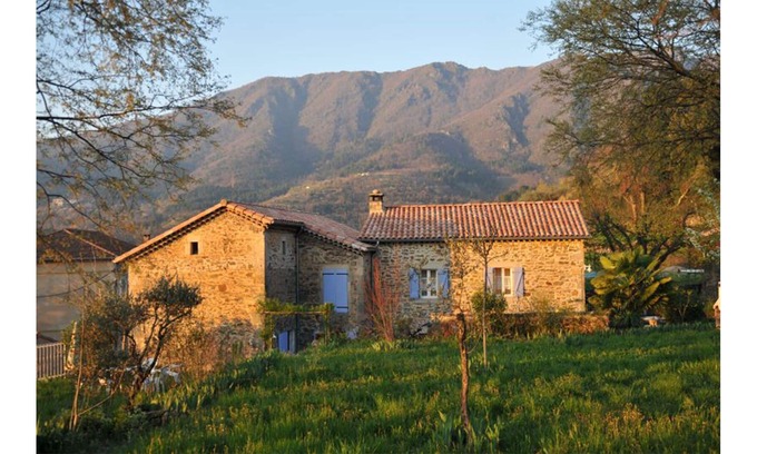 Gravieres Cottage | Cottage in Ardèche at the foot of greenhouse Bar
