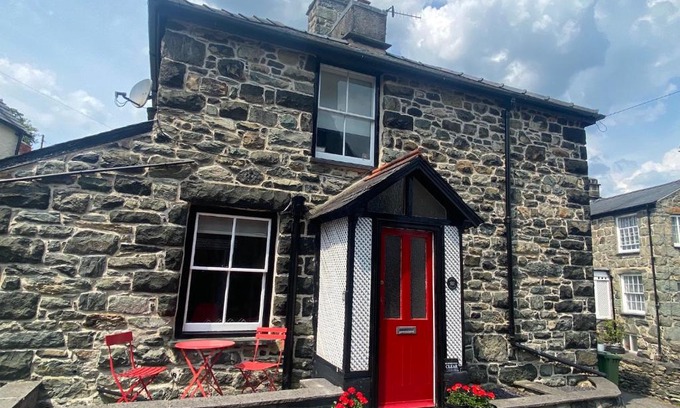 Dolgellau House | Cottage in heart of Dolgellau with parking
