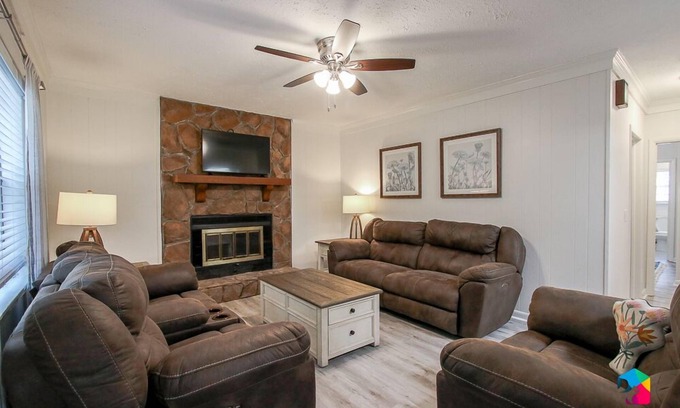 Richmond Hill House | Cottage in Richmond Hill, Pet Friendly w/King Bed