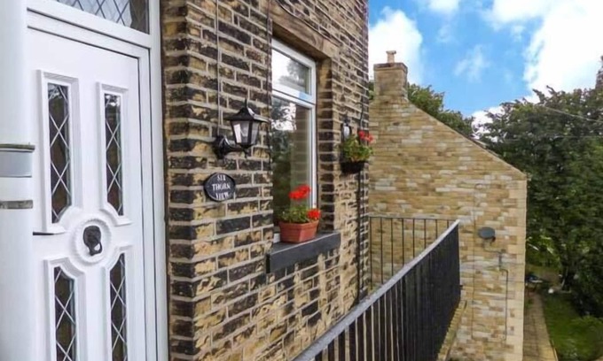 Ogden Cottage | COTTAGE IN THE SKY, romantic, character holiday cottage in Luddenden