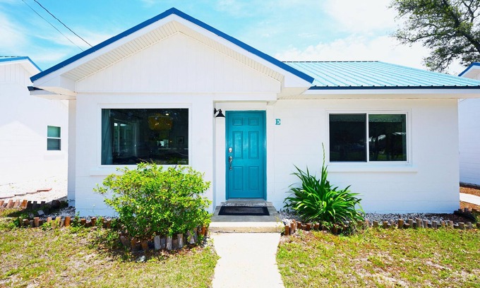 Navarre Cottage | Cottage just steps from the water!