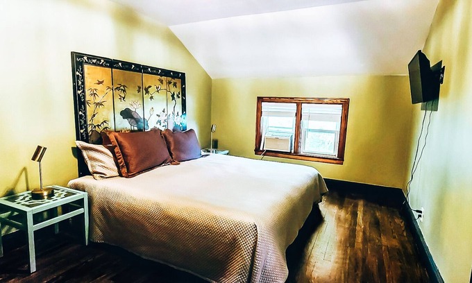 North Adams Ski Chalet | Cottage luxury suite high on top of city