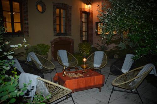 Aubigny-sur-Nere House | Cottage Mackinley, domaine entier, séjour nature et détente automnale, 15 pers, Centre Historique, gare TER