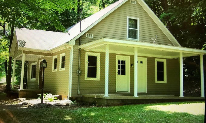 South Bloomingville Cottage | Cottage Near Caves, WiFi, Pool Table, Hot Tub, Grill, Fire Pit, Pet Friendly, TV