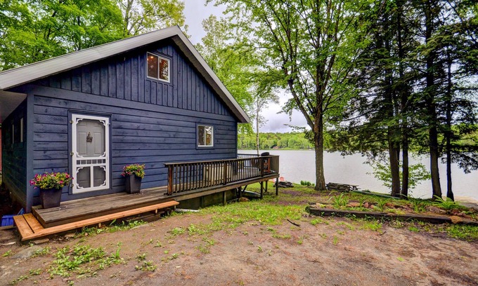 Bracebridge Cottage | Cottage on a Pristine Lake -Enjoy a gentle entry to Lake. Great Family get away