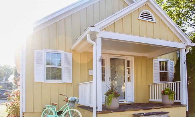 Leesburg's Old and Historic District House | Cottage on King | Charming Historic Leesburg Home
