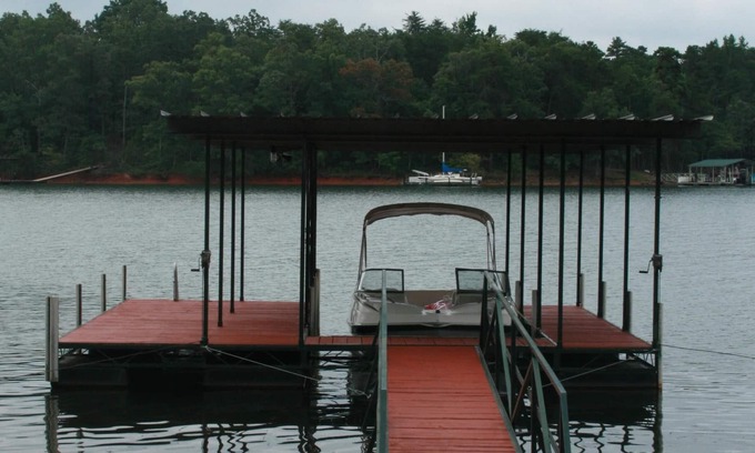 Reed Creek House | Cottage on Lake Hartwell with a beautiful wrap around deck for lazy afternoons!