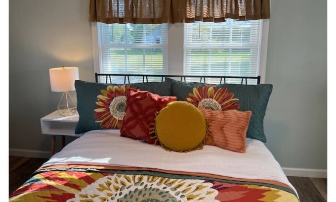 Edenton Cottage | Cottage on Oakum-cheerful 1-bedroom in Edenton
