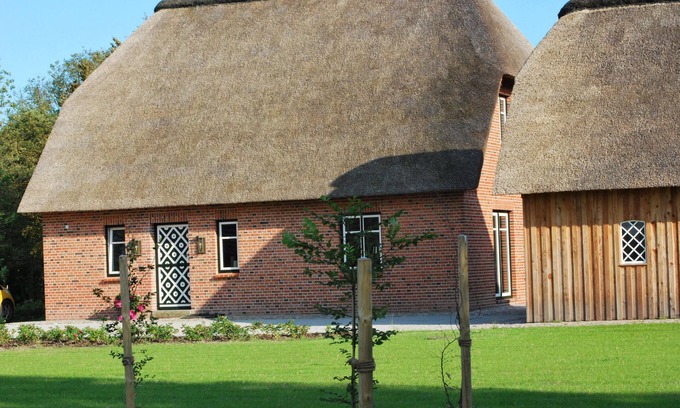 Nordstrand House | Cottage on park-like grounds with pond