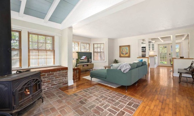 Fayetteville House | Cottage on Rush - Heart of Fayetteville