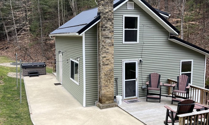 Loudonville Cottage | Cottage on the Creek nPeaceful Stay Loudonville, Ohio. NEW HOT TUB