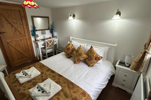 Cauldon Low House | Cottage - Sleeps 6 - Pet friendly - Garden