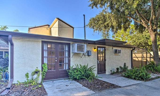 Gulfport Cottage | Cottage w/ Fire Pit ~ 3 Mi to St Pete Beach!